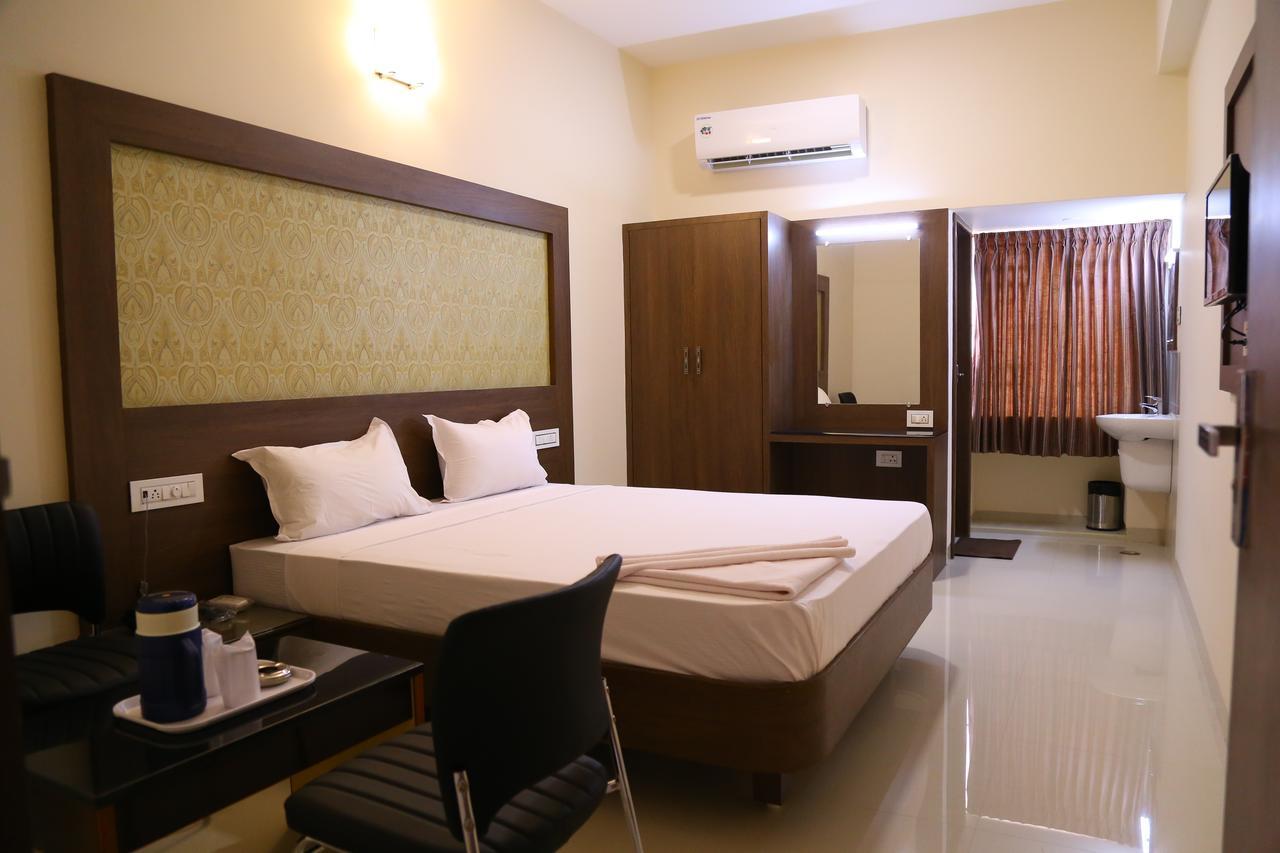 ארודה Hotel Gokulgrande מראה חיצוני תמונה