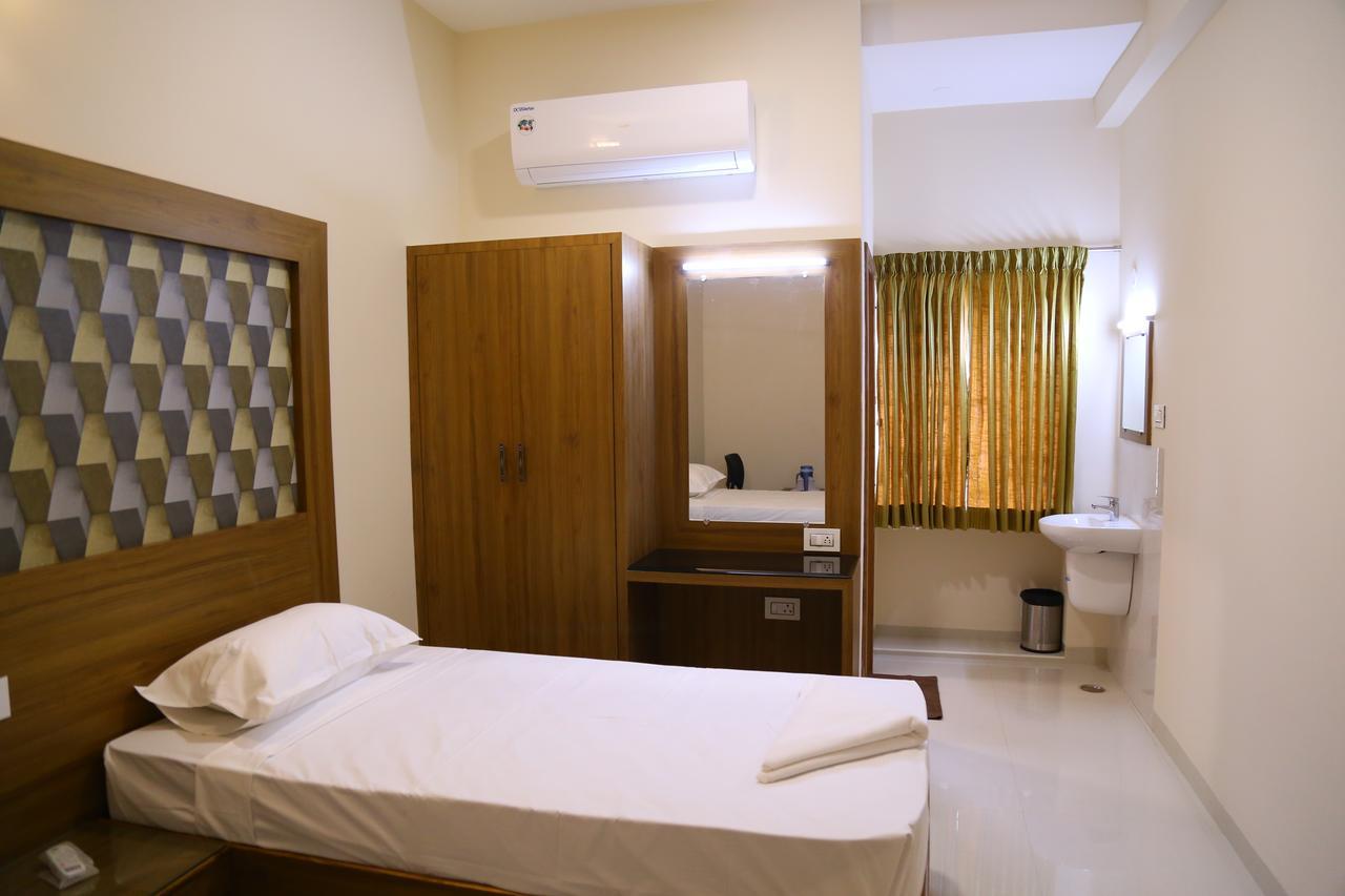 ארודה Hotel Gokulgrande מראה חיצוני תמונה